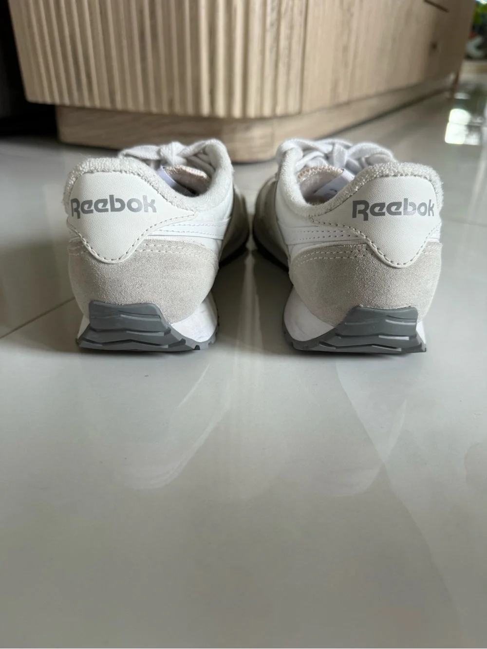 Reebok White and Light Gray Low-Top Sneakers size 6
